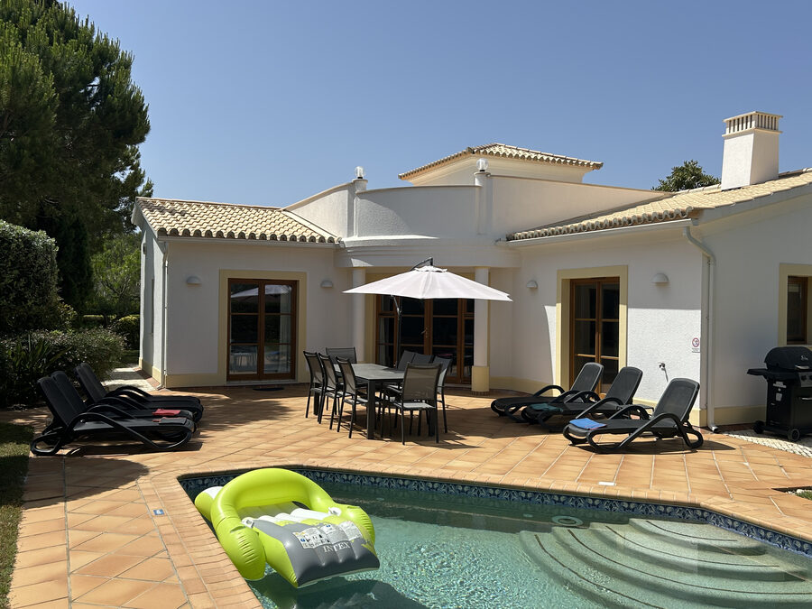 Poolterrasse mit Blick auf das Haus